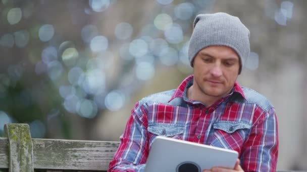 Uomo guardando tablet computer — Video Stock