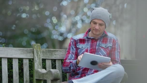 Bilgisayar tablet vasıl görünen adam — Stok video