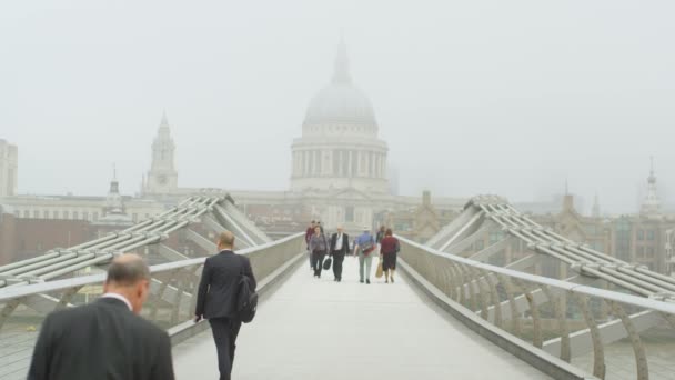 Menschen überqueren die Millennium-Fußgängerbrücke — Stockvideo