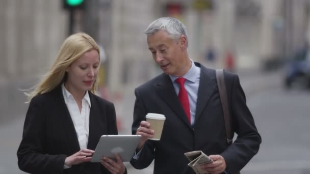 Empresários olhando para um tablet — Vídeo de Stock