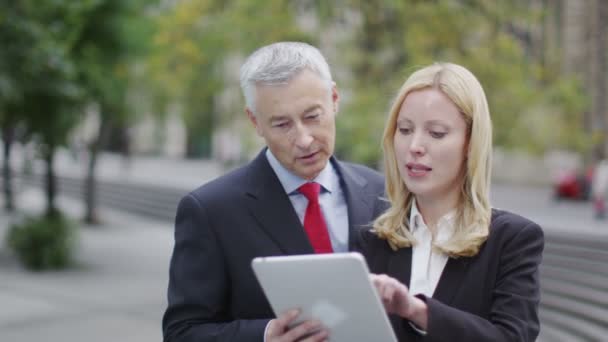 Empresarios mirando una tableta — Vídeo de stock