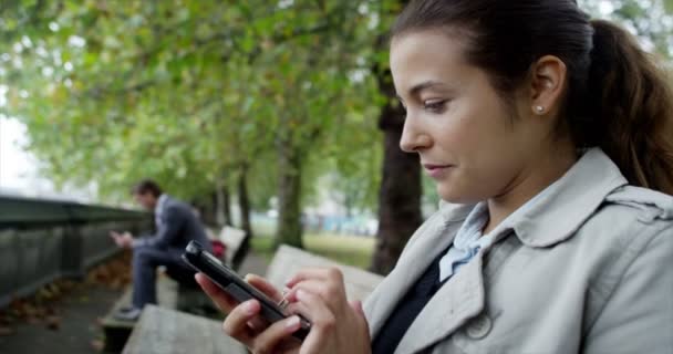 Empresária de mensagens de texto no telefone móvel — Vídeo de Stock