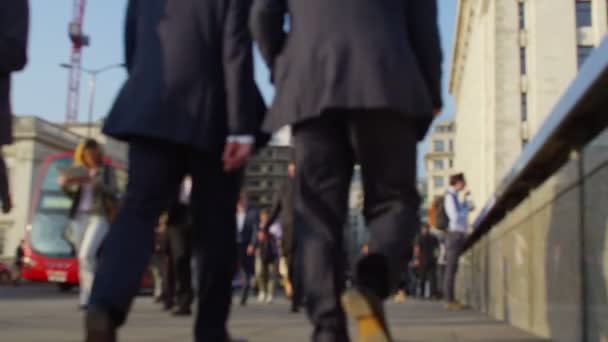 Trabalhadores e turistas caminhando por Londres — Vídeo de Stock