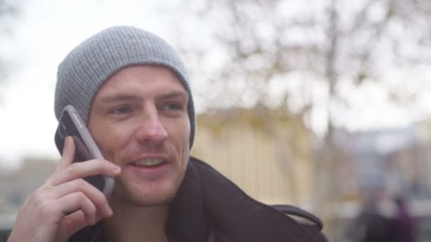 Homem fazendo chamada de telefone móvel — Vídeo de Stock