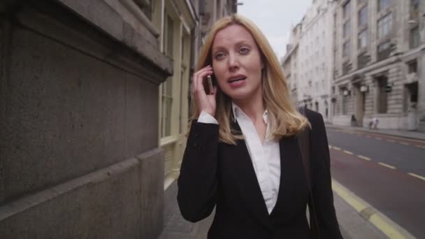 Donna d'affari su un telefono cellulare in città — Video Stock