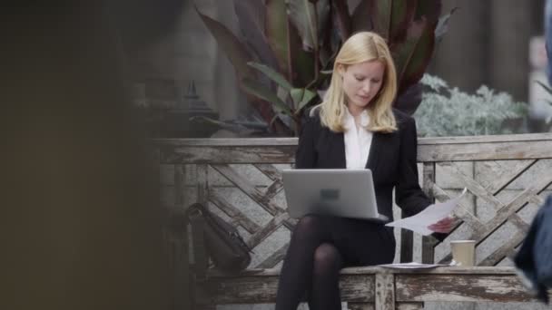 在便携式计算机上工作的女商人 — 图库视频影像