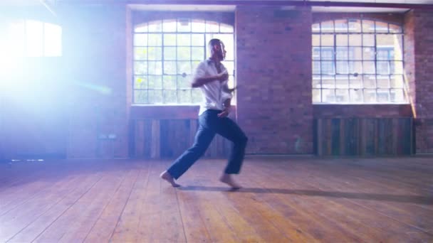 Asya dövüş sanatları bir shaolin kırbaç zinciri ile pratik — Stok video