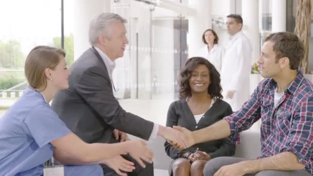 Docteur donne de bonnes nouvelles à l'un des patients — Video