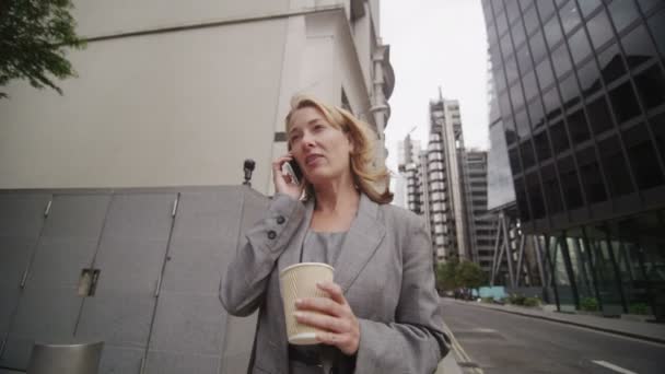 Επιχειρηματίας σε ένα κινητό τηλέφωνο στην πόλη — Αρχείο Βίντεο