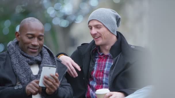 Amigos masculinos mirando teléfono inteligente — Vídeo de stock