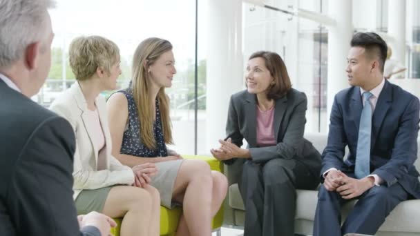 Equipos de negocios en una reunión se dan la mano — Vídeo de stock