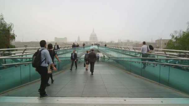 Menschen überqueren die Millennium-Fußgängerbrücke — Stockvideo