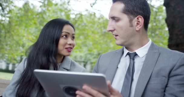 Dirigeants d'entreprise utilisant une tablette informatique — Video