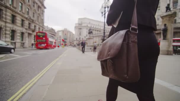 Femme d'affaires marchant dans les rues — Video