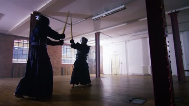 Бойцы кендо с бамбуковыми мечами соревнуются — стоковое видео