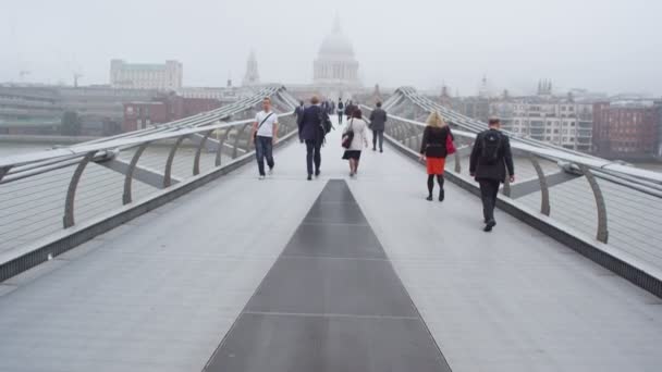 Mensen die overschrijding van de Millennium-footbridge — Stockvideo