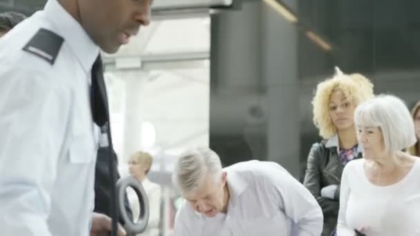 Gardes de sécurité des aéroports fouillant les passagers 