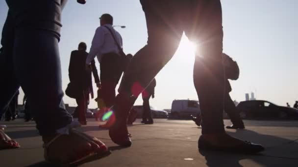 Werknemers en toeristen lopen door Londen — Stockvideo