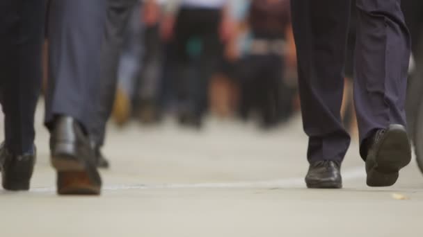 英尺的商界人士步行去上班 — 图库视频影像