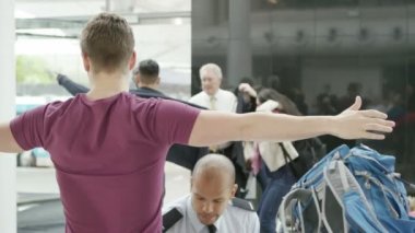 Havaalanı güvenlik görevlileri yolcular aranıyor