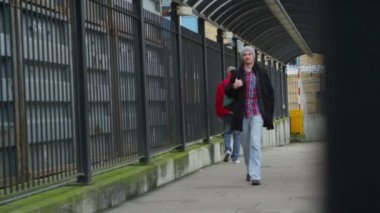 tren istasyonuna uzak yürüyen adam