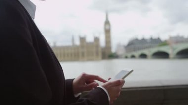 iş kadını cep telefonu şehir