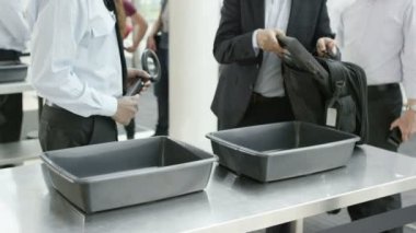 Havaalanı güvenlik görevlileri yolcular aranıyor