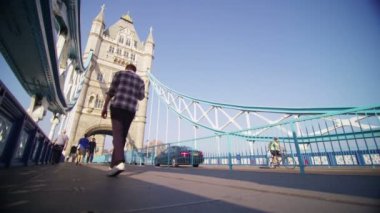 Yayalar ve Tower Bridge geçen trafik