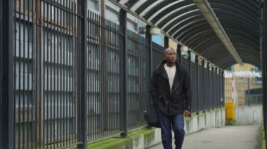 tren istasyonuna uzak yürüyen adam