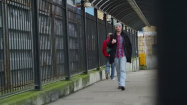 tren istasyonuna uzak yürüyen adam