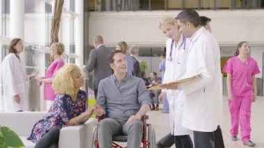 sağlık personeli hasta için konuşuyor