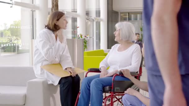 Zdravotnický personál mluví s pacientem — Stock video
