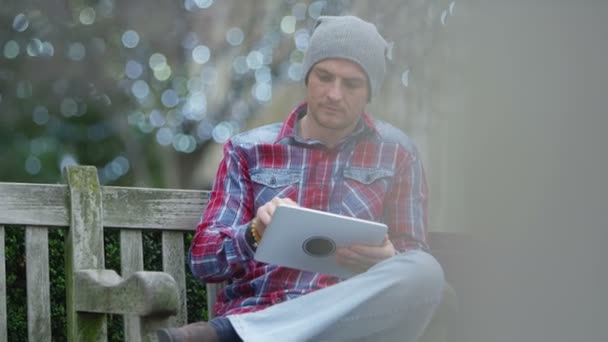 Homem olhando para tablet computador — Vídeo de Stock
