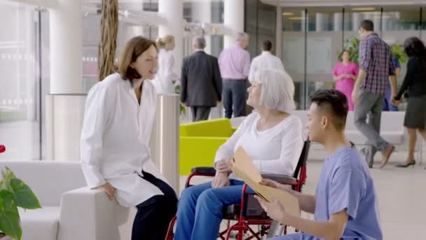 Medicinsk personal pratar med patienten — Stockvideo