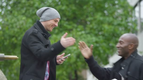 Amigos se encuentran y se saludan — Vídeo de stock