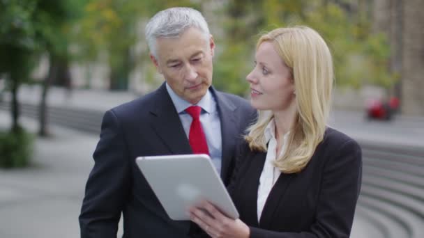 Empresários olhando para um tablet — Vídeo de Stock