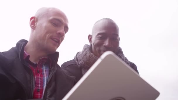 Amigos mirando la tableta del ordenador — Vídeos de Stock