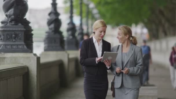 Businesswomen mirando los datos en la tableta — Vídeos de Stock