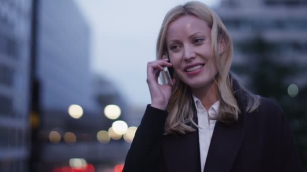 Donna d'affari su un telefono cellulare in città — Video Stock