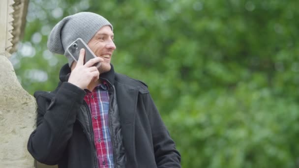 Homem fazendo chamada de telefone móvel — Vídeo de Stock