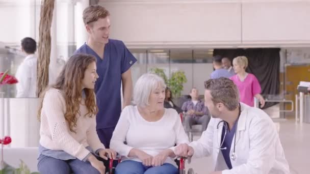 Медицинский персонал беседует с пациентом — стоковое видео