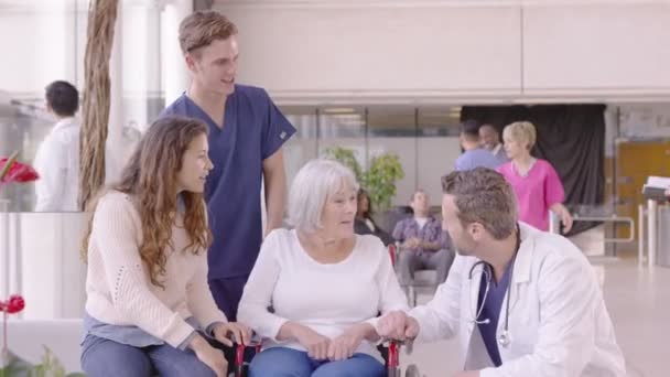 Medizinisches Personal im Gespräch mit Patienten — Stockvideo