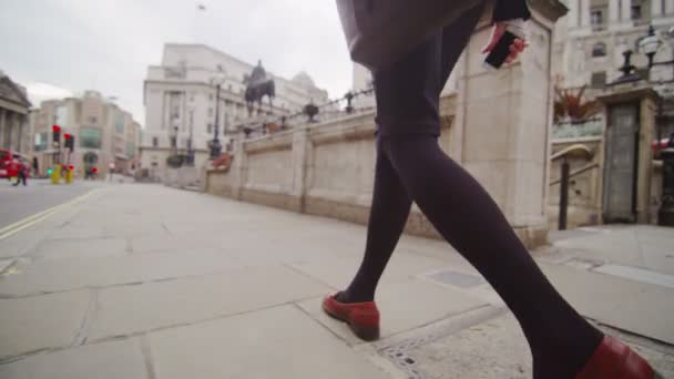 Mujer de negocios caminando por las calles — Vídeo de stock