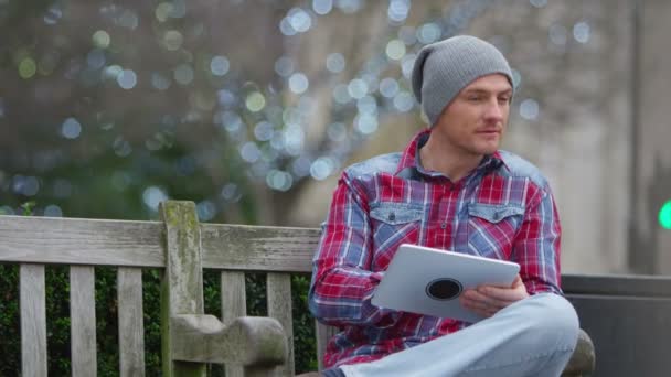 Bilgisayar tablet vasıl görünen adam — Stok video
