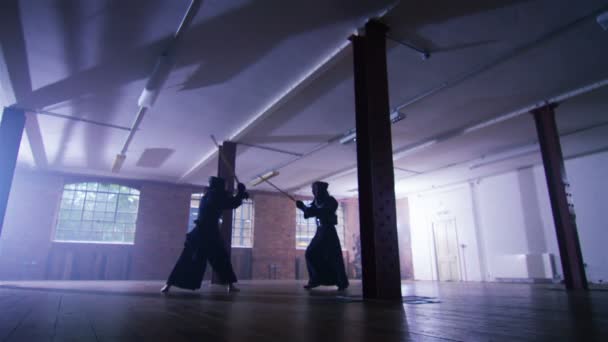 Japanische Kämpfer mit Schwertern im Wettstreit — Stockvideo