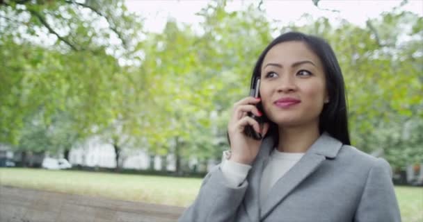 Femme d'affaires faisant un appel téléphonique — Video