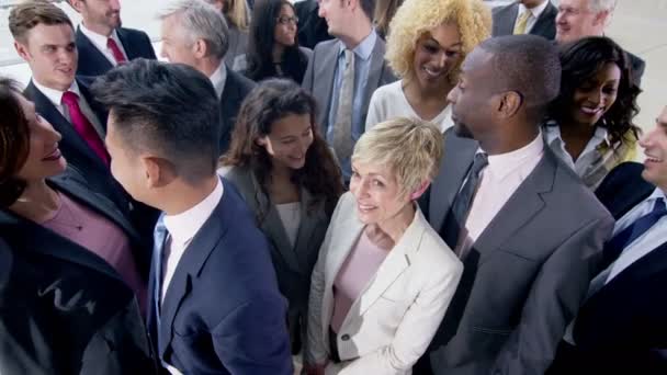 Grupo de negócios sorrindo para a câmera — Vídeo de Stock