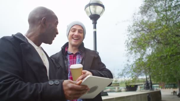 Amis traîner avec tablette d'ordinateur — Video