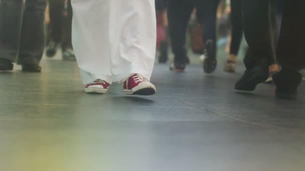 Workers and tourists walking through London — Stock Video