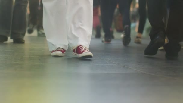 Workers and tourists walking through London — Stock Video